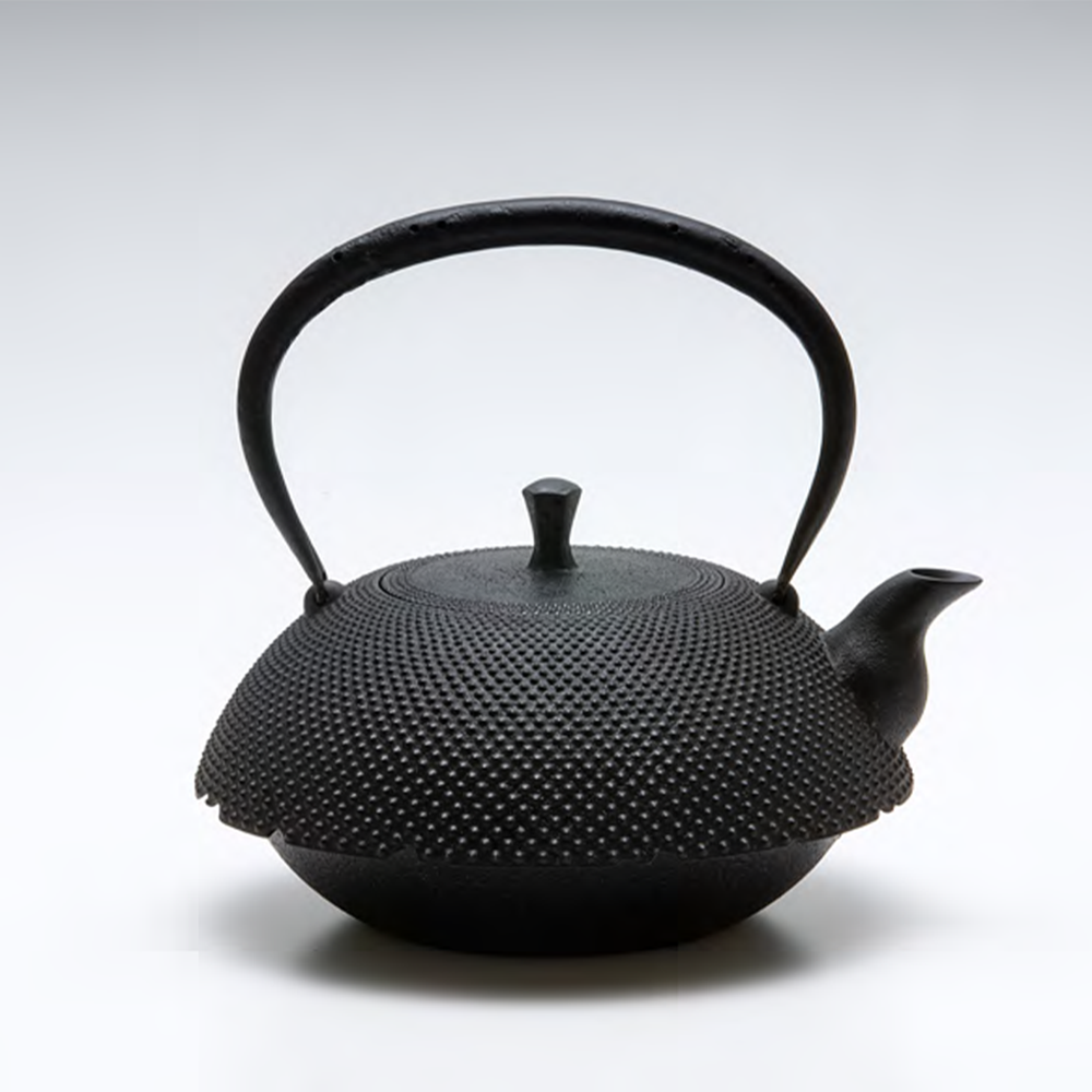 未使用品 南部藩御用鋳物師 16代鈴木盛久(成郎)作 霰算玉形14型 南部鉄瓶 予約商品】霰紋末広形鉄瓶(大) – 鈴木盛久工房