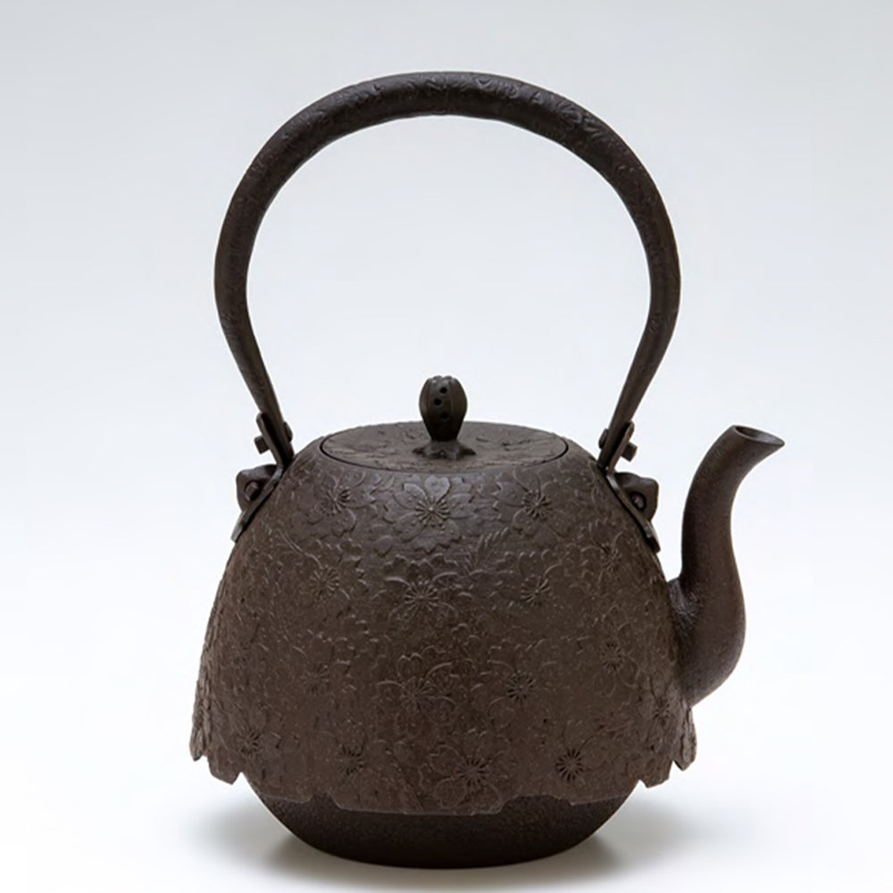 [Pre-order item] Nanbu-style iron kettle with double cherry blossom motif (large)